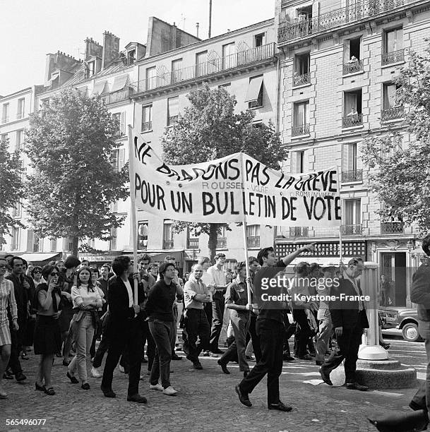 Vue partielle de la manifestation de l'UNEF à Paris, France le 2 février 1968.
