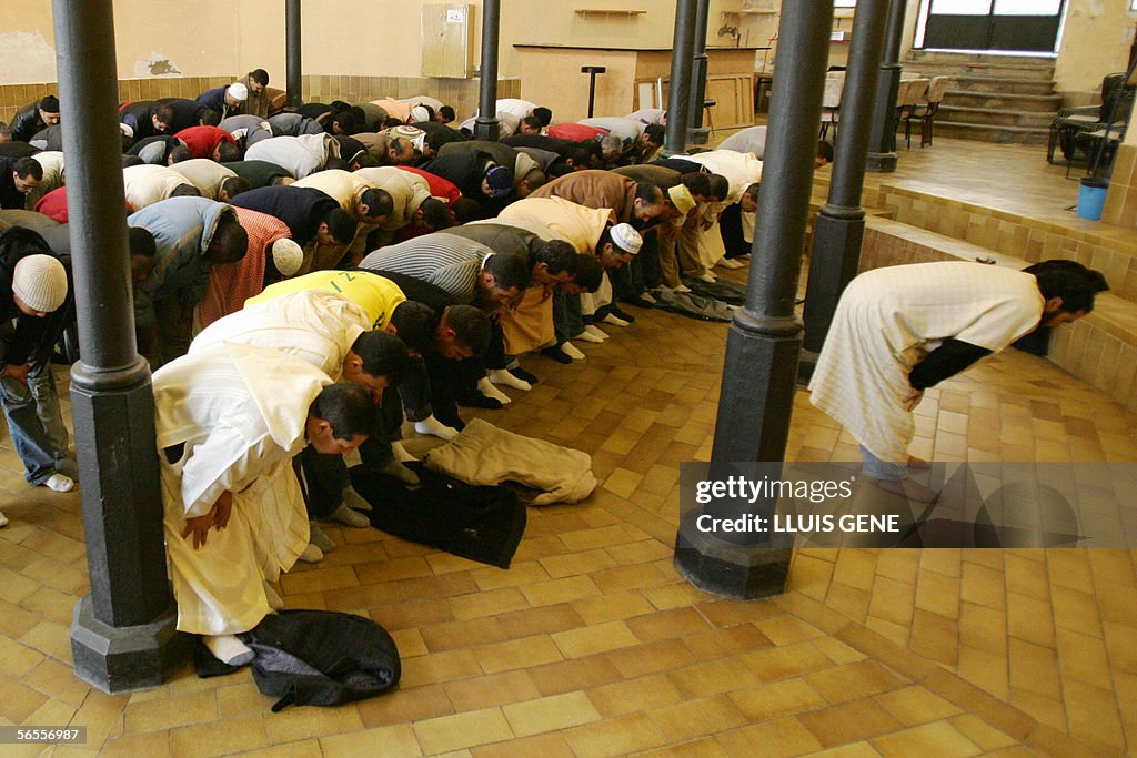 Members of the Muslim community in Vilan