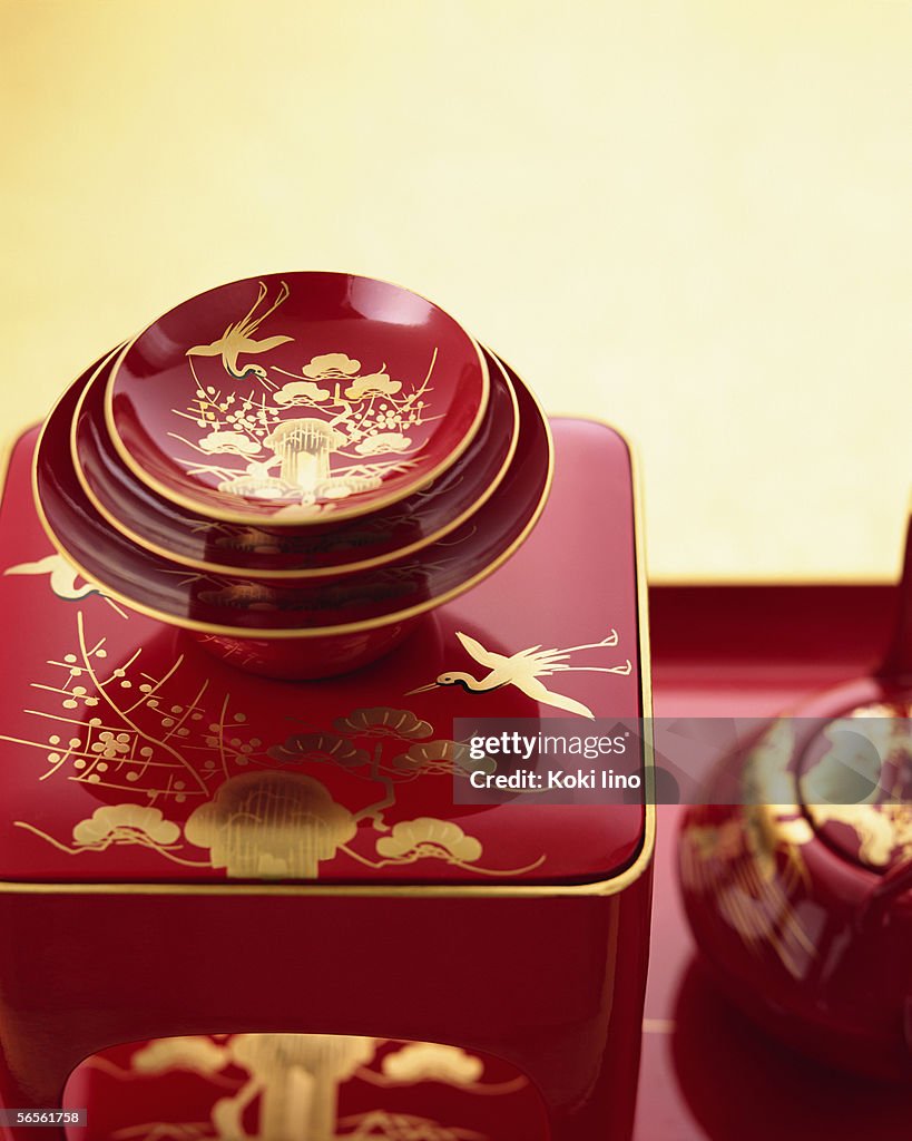 Lacquered sake pot and cups