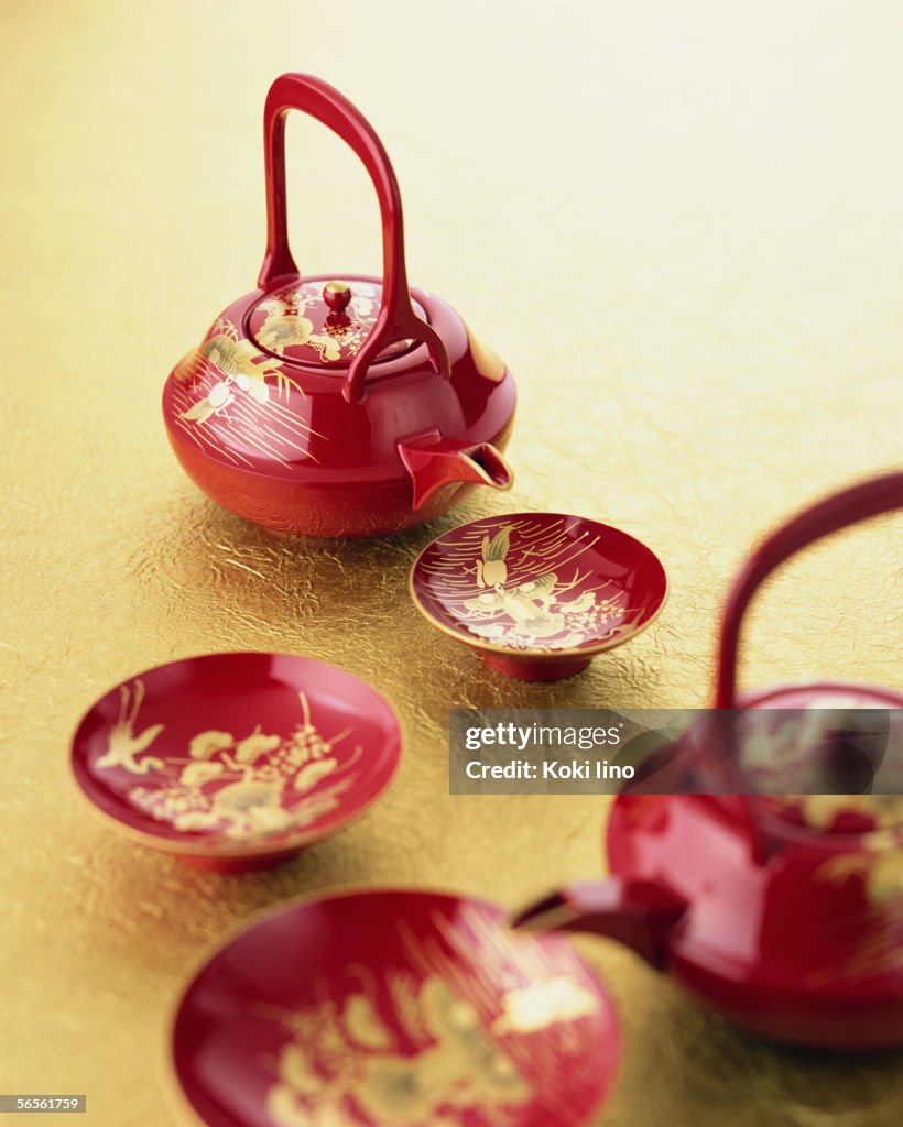 Lacquered sake pot and cups