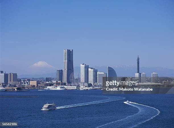 skyline of yokohama at day time - minato mirai stockfoto's en -beelden
