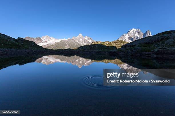 aiguille verte les drus france - lake chesery stockfoto's en -beelden