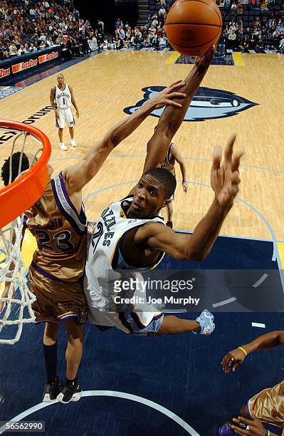 Hakim Warrick of the Memphis Grizzlies dunks over Kevin Martin of the Sacramento Kings January 10, 2006 at FedExForum in Memphis, Tennessee. NOTE TO...