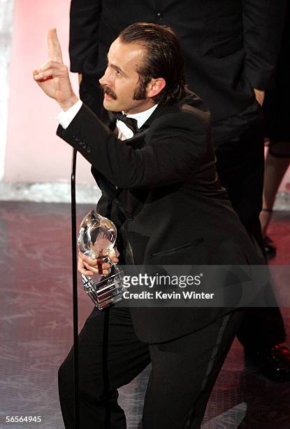 Actor Jason Lee accepts the award for Favorite New TV Comedy at the 32nd Annual People's Choice Awards at the Shrine Auditorium on January 10, 2006...