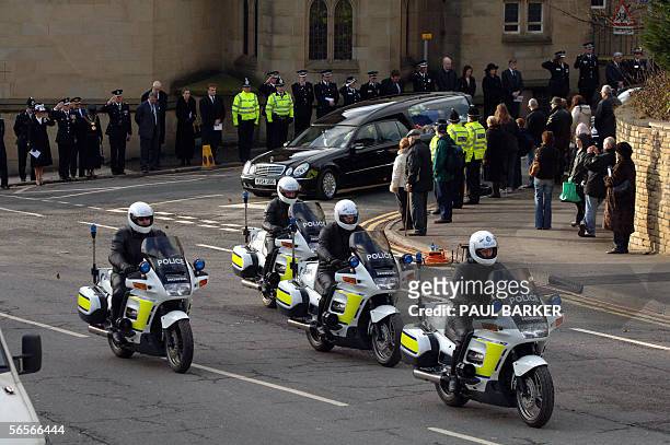 Bradford, UNITED KINGDOM: The hearse of murdered police officer Sharon Beshenivsky leaves Bradford Cathedral after her funeral 11 January 2006 under...