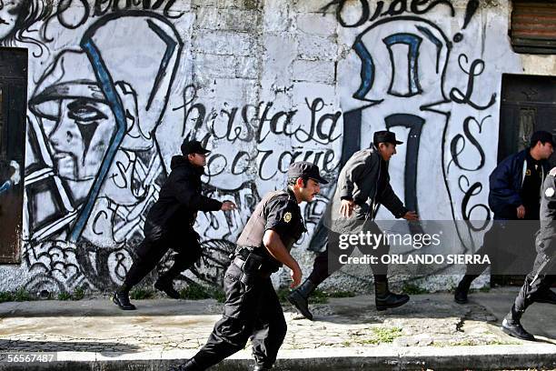 Agentes de la Policia Nacional Civil participan en un operativo anti maras en el municipio de Mixco, al sur de Ciudad de Guatemala, el 11 de enero de...