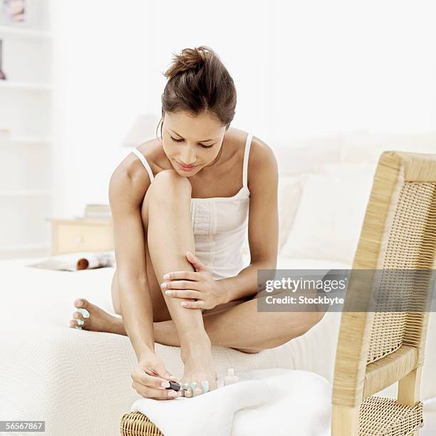 Mulher Pintando As Unhas Dos Dedos Foto de Stock - Imagem de fêmea, beleza:  167764986