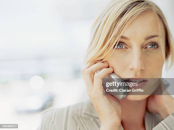 close-up of a businesswoman talking on a mobile phone - feature phone stockfoto's en -beelden