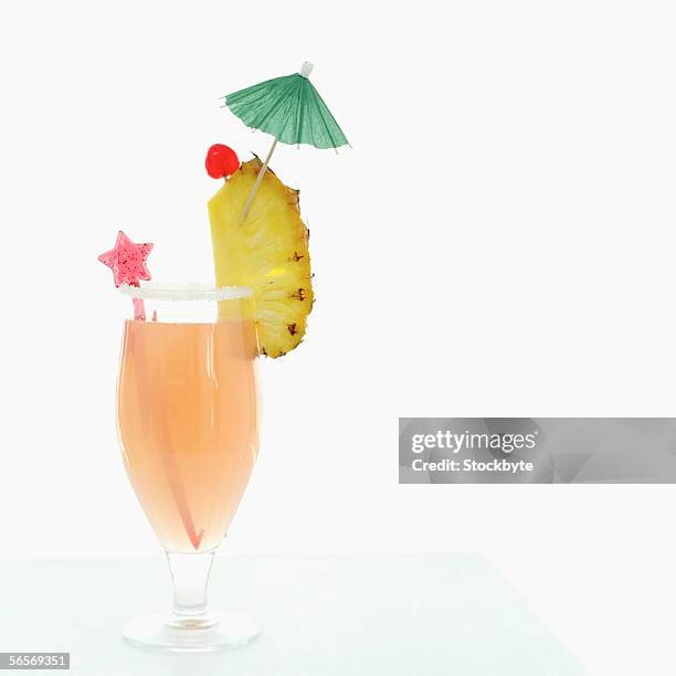 cocktail with a pineapple wedge and a stirrer - mai tai stock-fotos und bilder