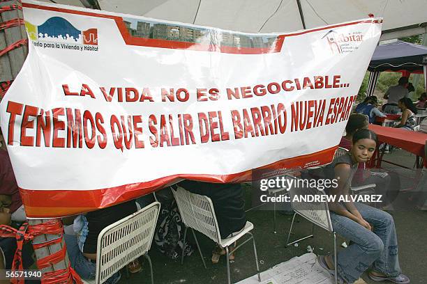 Una joven aguarda en un improvisado refugio tras ser desalojada de su vivienda, en un sector populoso llamado "barrio Nueva Esparta", en la zona...