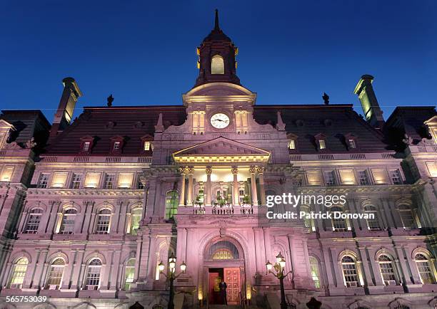 city hall at dusk, montreal - hotel de ville fotografías e imágenes de stock