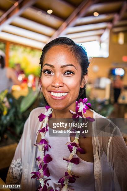 portrait of young woman wearing flower lei in polynesian cultural centre, hawaii, usa - polinesische cultuur stockfoto's en -beelden