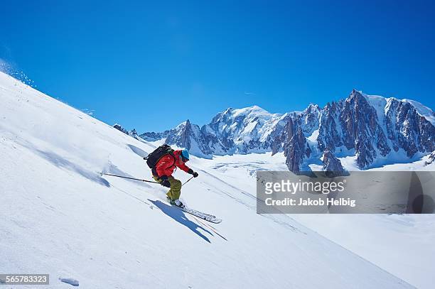 male skier speeding downhill, mont blanc massif, graian alps, france - mont blanc massif stock-fotos und bilder