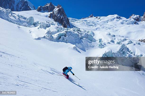 mature female skier moving downhill on mont blanc massif, graian alps, france - mont blanc massif - fotografias e filmes do acervo