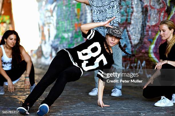 young woman breakdancing - arabische muster stockfoto's en -beelden