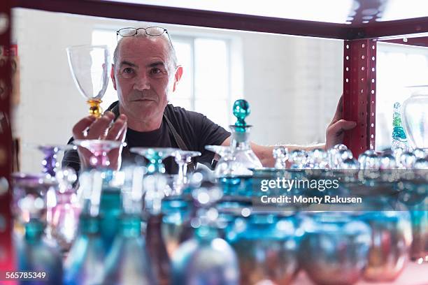 glassblower inspecting finished glassware - glass blowing - fotografias e filmes do acervo