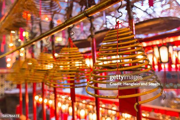 incense coils burning in man mo temple, hong kong, china - templo de man mo - fotografias e filmes do acervo