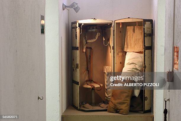 Le "taureau de feu" et la guillotine des papes au musee du crime a Rome" A spy trunk which was used to carry Israeli spy Mordechai Louk engaded as a...