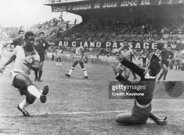 Brazilian centre forward Baltazar beats Mexican goalkeeper Salvador Mota to score Brazil's first goal in the 23rd minute of their World Cup first...