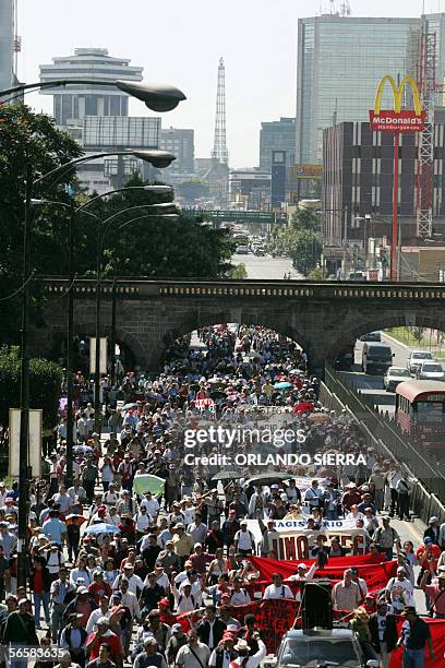 Miles de maestros de educacion primaria y secundaria participan en una marcha de protesta en Ciudad de Guatemala, el 13 de enero de 2006....