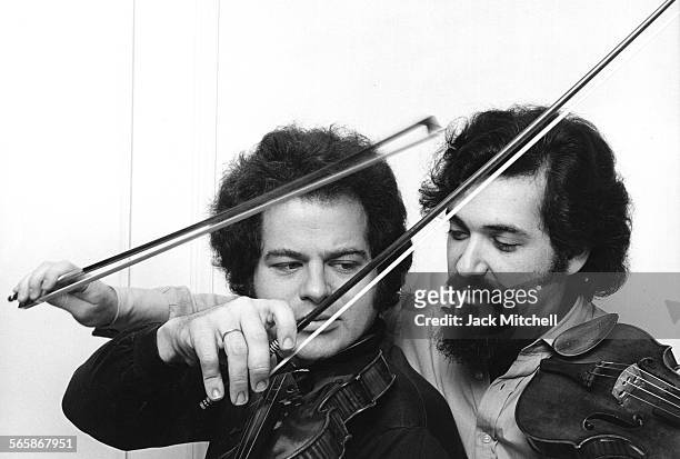 Violinists Itzhak Perlman and Pincas Zukerman, 1978. Photo by Jack Mitchell/Getty Images.