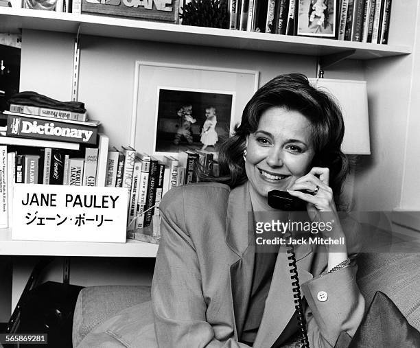 Journalist Jane Pauley in her NBC office, 1990. Photo by Jack Mitchell/Getty Images.
