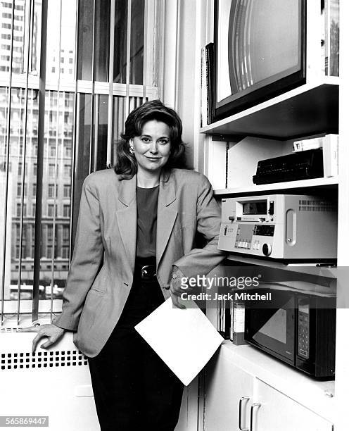 Journalist Jane Pauley in her NBC office, 1990. Photo by Jack Mitchell/Getty Images.