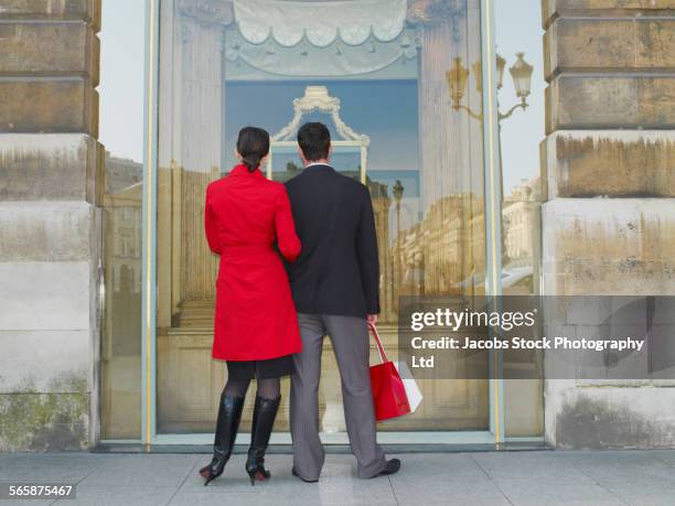 caucasian couple window shopping on city sidewalk - femme parisienne shopping photos et images de collection