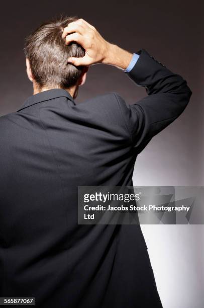 caucasian businessman scratching his head - sich am kopf kratzen stock-fotos und bilder