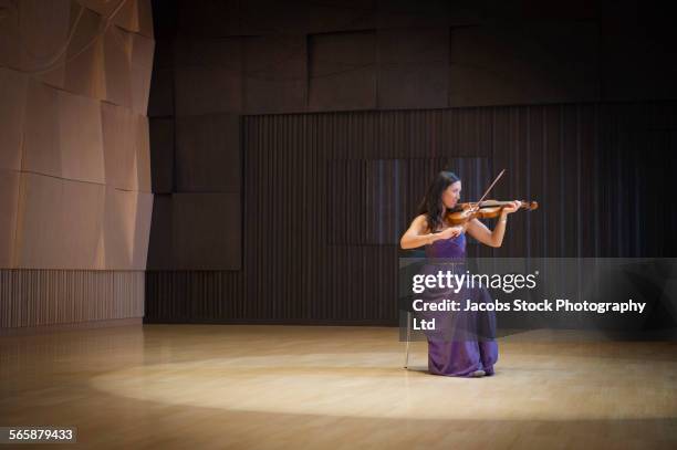 caucasian musician playing violin on stage - geigerin stock-fotos und bilder