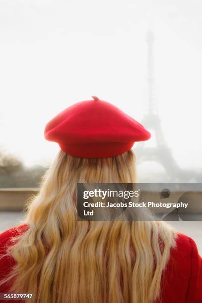 caucasian woman admiring eiffel tower, paris, ile-de-france, france - béret photos et images de collection