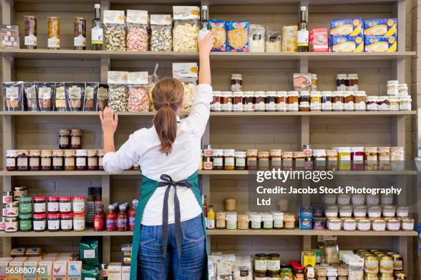 caucasian clerk working in grocery store - étagère photos et images de collection