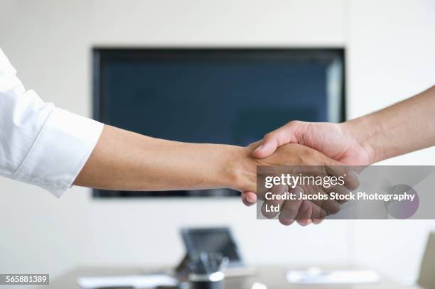 business people shaking hands in office meeting - sold palabra en inglés fotografías e imágenes de stock