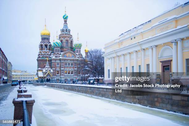 frozen canal near church of the savior on spilled blood, st petersburg, northwestern district, russia - san petersburgo fotografías e imágenes de stock