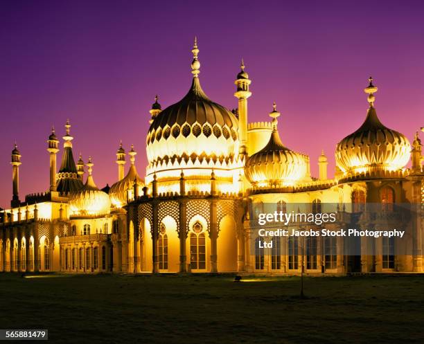 illuminated brighton pavilion building at dusk, brighton, sussex, united kingdom - royal pavilion stock pictures, royalty-free photos & images