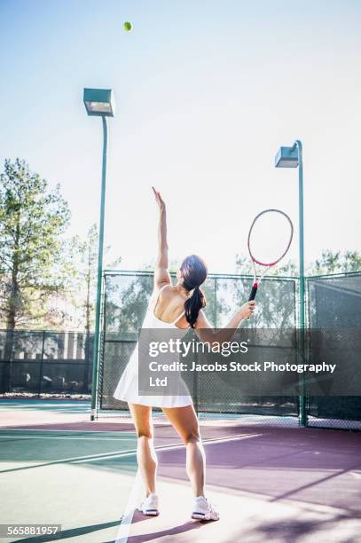 caucasian woman throwing and serving tennis ball - sacada fotografías e imágenes de stock