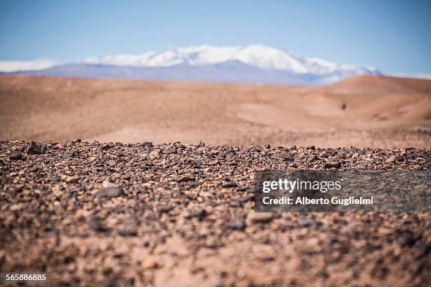 surface level view of gravel field and remote desert - schottergestein stock-fotos und bilder