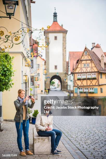 caucasian couple photographing city - tourism life in bavaria foto e immagini stock