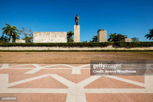 monument to che guevara and mausoleum, santa clara, villa clara, cuba - monumente stock-fotos und bilder