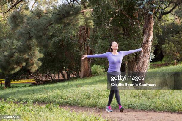 caucasian athlete walking on dirt path in park - joggeuse parc photos et images de collection