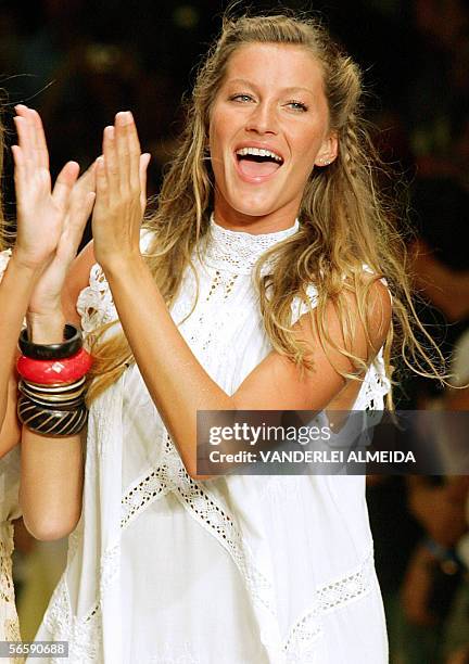 Brazilian top model Gisele Bundchen presents an outfit by Colcci for the Autumn-Winter 2006 collection during Rio's Fashion Week Show, 13 de January...