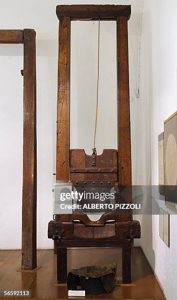 Le "taureau de feu" et la guillotine des papes au musee du crime a Rome" Picture dated 12 January 2006 at the Criminal museum in Rome shows a...