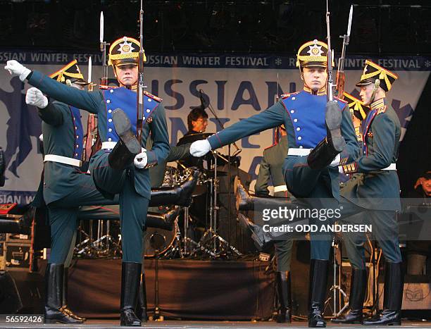 London, UNITED KINGDOM: The Kremlin guard march on stage during a dress rehersal at London's Trafalgar square, 14 January 2006. The guards are making...