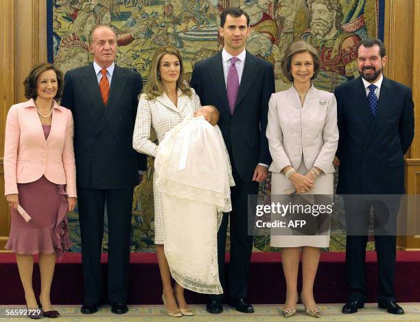 The Spanish Royal family pose for a family photo with Paloma Rocasolano , Spain's King Juan Carlos, Princess Letizia with Leonor, Prince Felipe,...