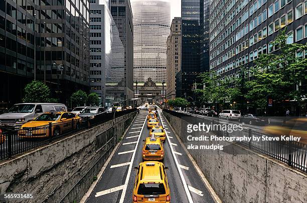 yellow cabs and new york city - park ave stock pictures, royalty-free photos & images