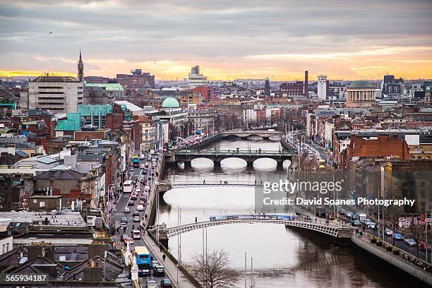 viewpoint over the quays, dublin city - dublino irlanda foto e immagini stock