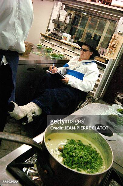 Le chef triplement etoile Marc Veyrat donne des instructions dans les cuisines de son restaurant "La ferme de mon pere", le 14 janvier 2006 a Megeve,...