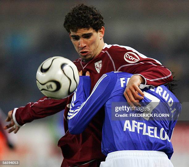 Strasbourg's Swedish forward Pontus Farnerud vies with Metz' French defender Carl Medjani during their French L1 football match, 14 January 2006 at...