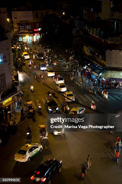 night scene of traffic trails in the old quarter. - im scheinwerferlicht gefangen stock-fotos und bilder