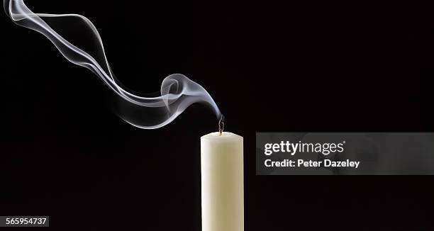 smoke trailing from extinguished white candle - mort photos et images de collection